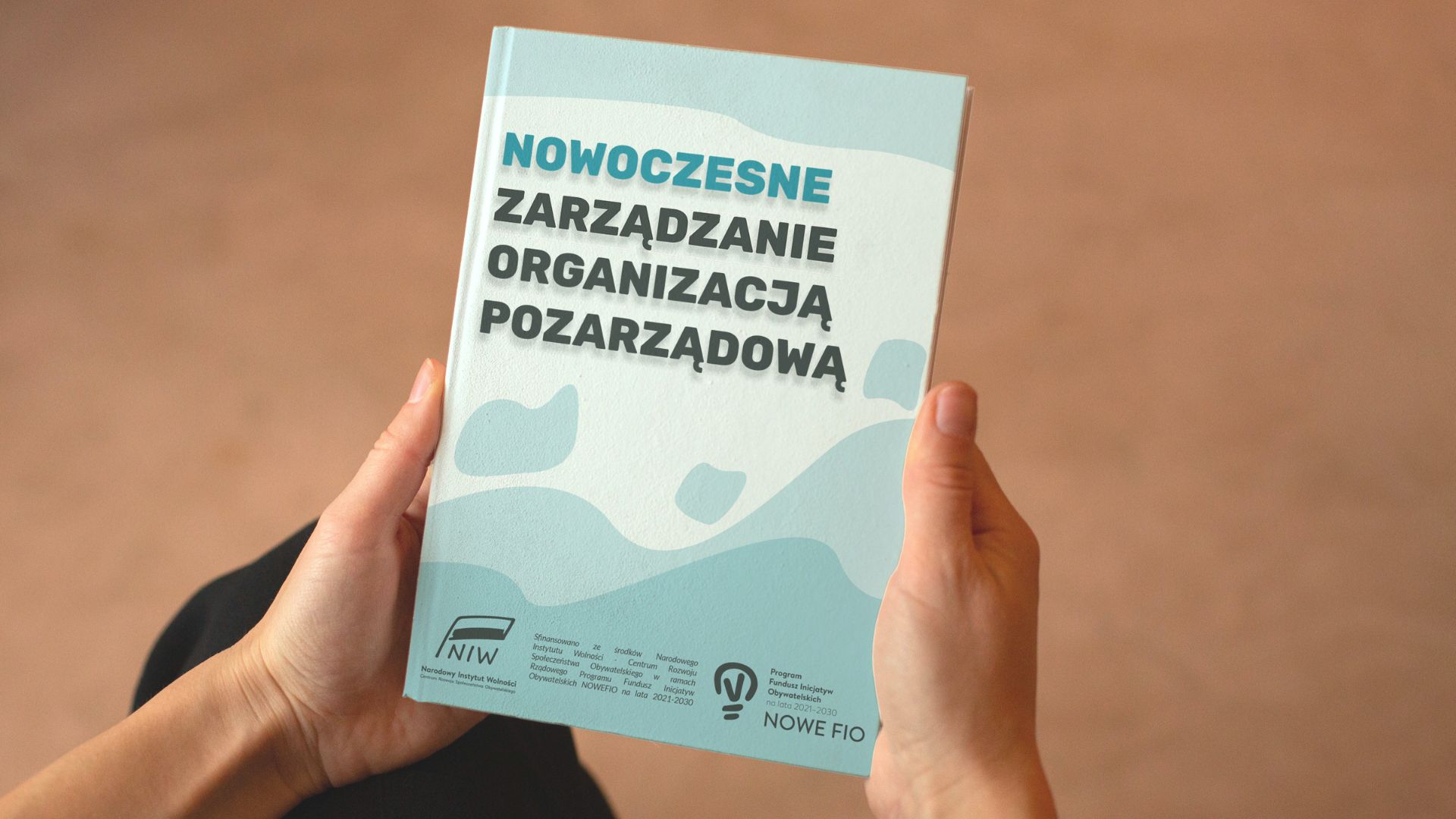 Oddajemy w Wasze ręce e book zawierający rekomendacje opis narzędzi i praktyczne wskazówki dotyczące nowoczesnych metod zarządzania w organizacjach pozarządowych. Zabierzemy Was w podróż po meandrach z